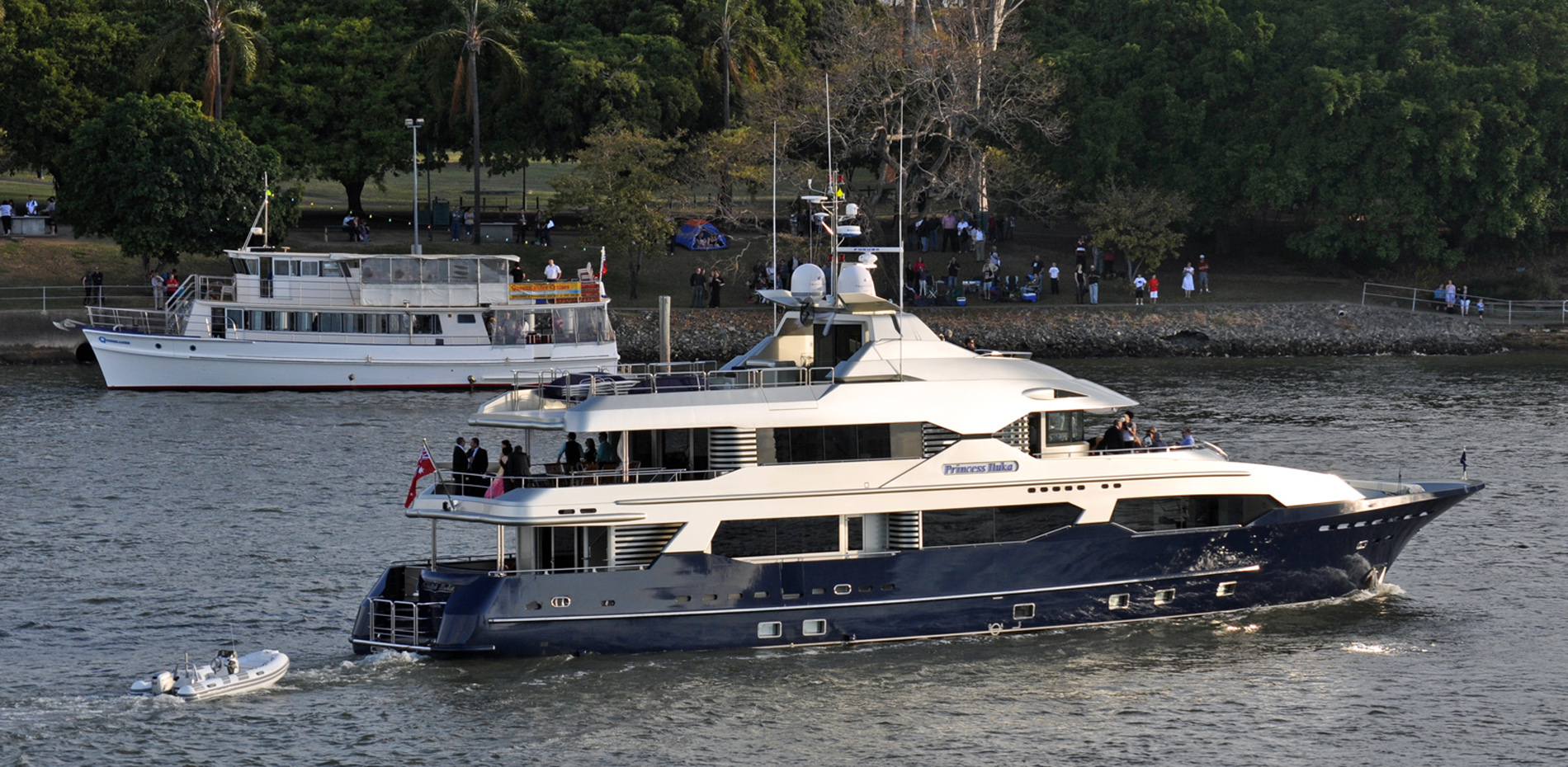 Princess Iluka leads the fleet to River Fire 4 Sept 2010