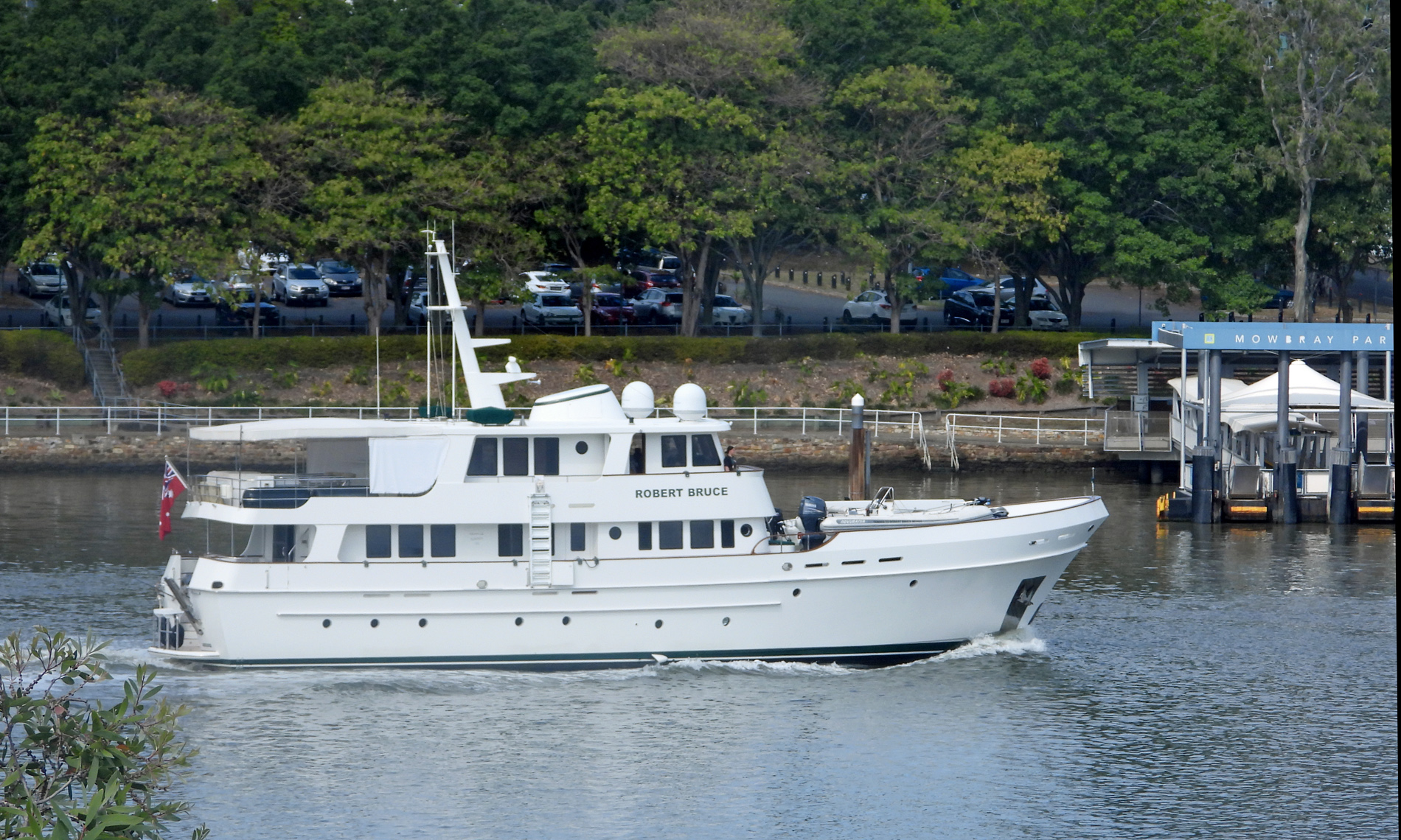 ROBERT BRUCE a 90′ Serenity 90 Expedition Motor Yacht checks the Humbug Reach ~ 20 Sep 2020